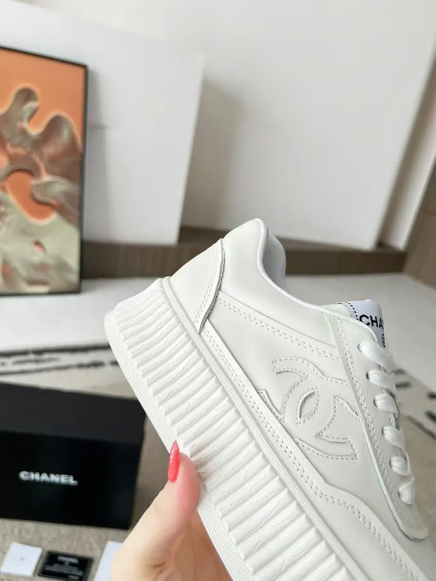 👟👟Ex-factory price 520👟👟 Thick-soled Chanel Chanel 24SF latest model full leather panda color white shoes casual sports shoes skateboard shoes original purchase and development production Xiaoxiang C Home Another super popular item in the counter, loved by Internet celebrity bloggers and sisters, and various praises on social platforms. It is extremely popular, has a high texture, is breathable and super spring and summer. Seeing this issue always arouses the inner desire of girls for fashion. The latest suede material, classic black and white color, full of fashionable feeling on the feet and easy to care for. Fabric: Original customized imported cowhide material. Lining: Customized soft sheepskin lining. Sole: Original molded TPU non-slip outsole. Bottom thickness: 4CM. Size: Women's size 35-40 (custom-made sizes 40 are non-refundable)
